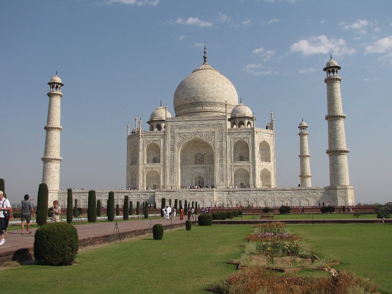 taj mahal2.jpg - De Taj Mahal is 58 m hoog en 56 m breed en de minaretten zijn licht gebogen zodat ze bij een eventuele aardbeving niet op het hoofdgebouw zullen vallen.